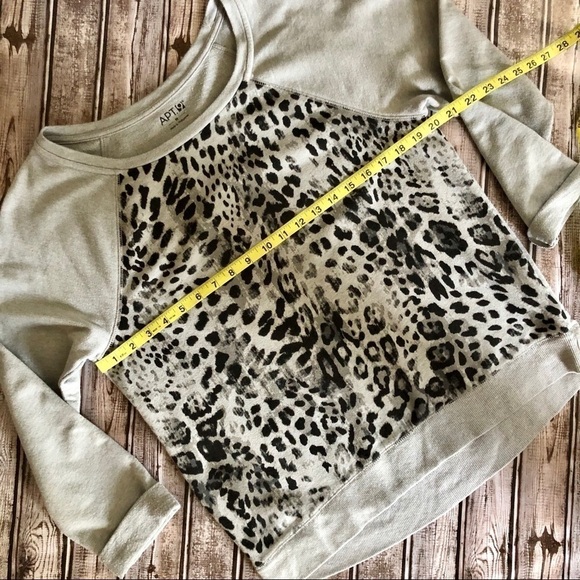 Cheetah print pullover Sweater Size Medium - Picture 5 of 6